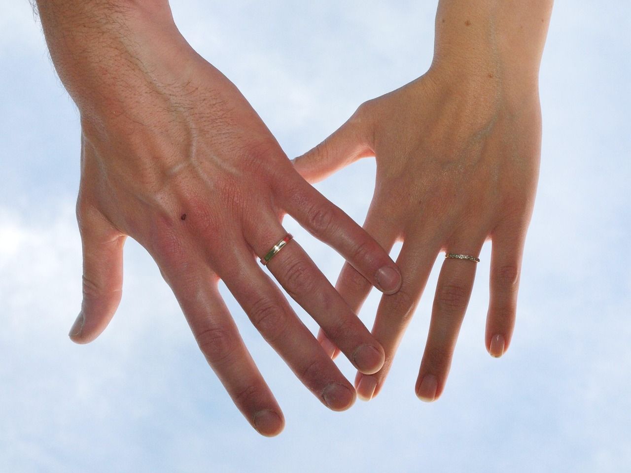 découvrez notre collection d’alliances élégantes, parfaites pour symboliser votre amour et célébrer votre engagement. choisissez le bijou unique qui accompagnera votre union pour la vie.