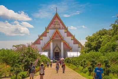 La Thaïlande sous les projecteurs francophones : entre conflits, tourisme et dynastie royale