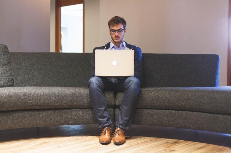 «Faites vos valises!»: Le conseil audacieux d’Éric Larchevêque aux jeunes entrepreneurs en France
