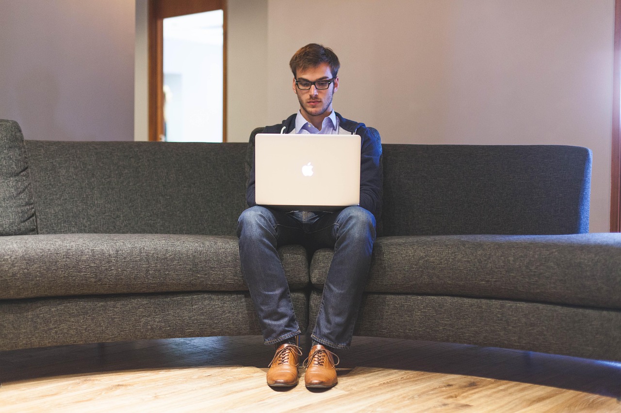 «Faites vos valises!»: Le conseil audacieux d’Éric Larchevêque aux jeunes entrepreneurs en France