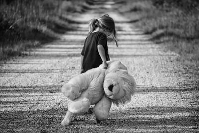 « Tous les enfants, riches ou pauvres, possèdent un chez-soi. Moi, je n’avais nulle part où rentrer » : une réflexion poignante sur l’absence de foyer