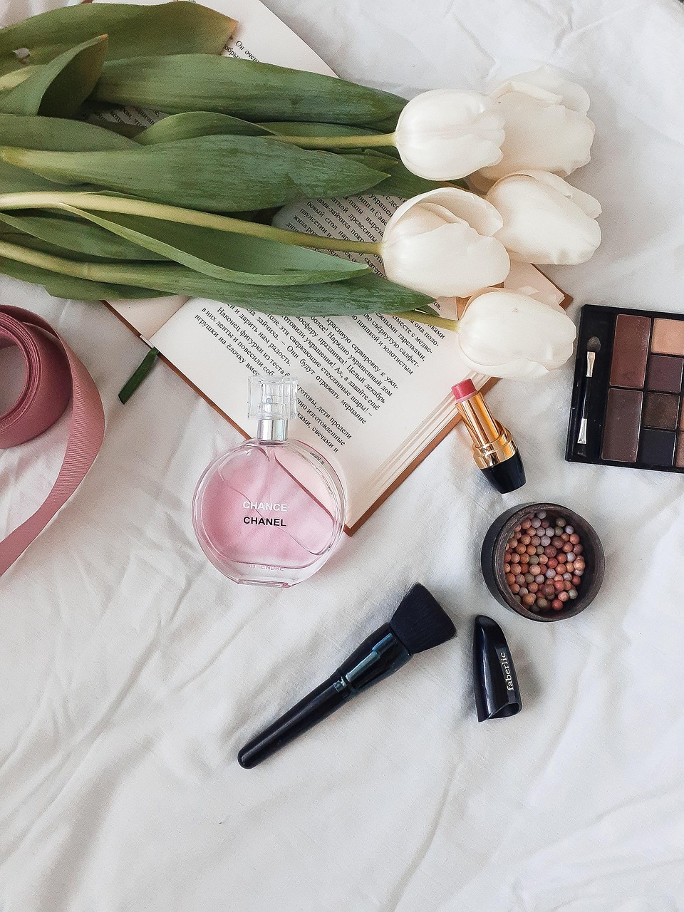 découvrez l'univers intemporel de chanel, une maison de luxe emblématique qui allie élégance, innovation et savoir-faire. plongez dans l'univers de la mode, des parfums et des accessoires qui incarnent le chic à la française.
