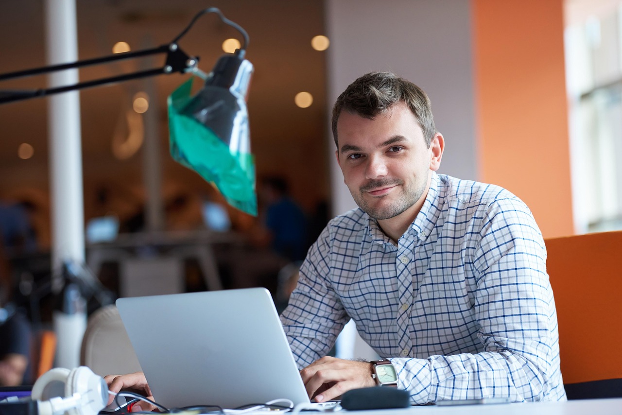 découvrez le parcours, les qualités et les défis de l’entrepreneur : une personne innovante qui crée, développe et dirige sa propre entreprise pour transformer des idées en succès.