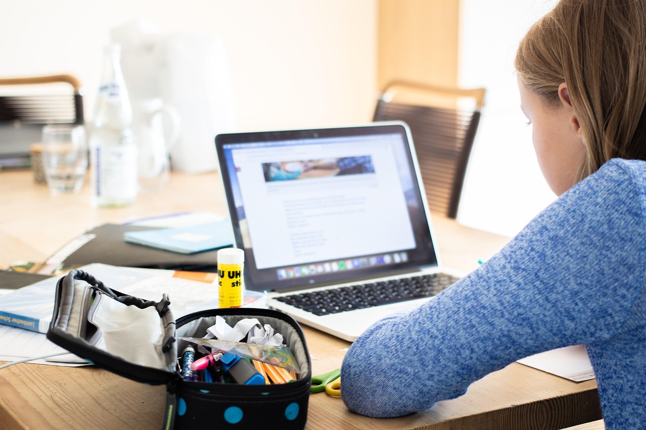 découvrez l’apprentissage expérientiel : une méthode innovante qui combine théorie et pratique pour renforcer les compétences et la compréhension à travers des expériences concrètes et immersives.