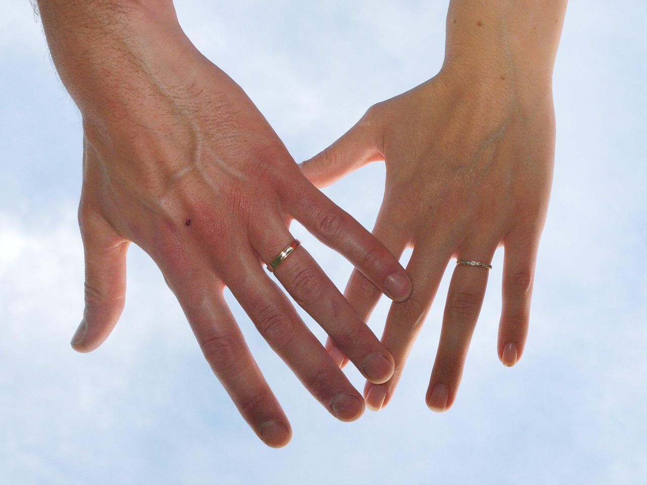 découvrez notre collection d’alliances élégantes, parfaites pour symboliser votre amour et célébrer votre engagement. choisissez le bijou unique qui accompagnera votre union pour la vie.