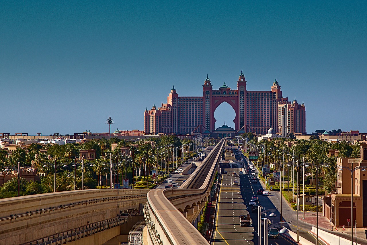 découvrez dubaï, une ville dynamique entre modernité et traditions, ses gratte-ciel impressionnants, ses centres commerciaux luxueux et ses expériences uniques au cœur du désert.