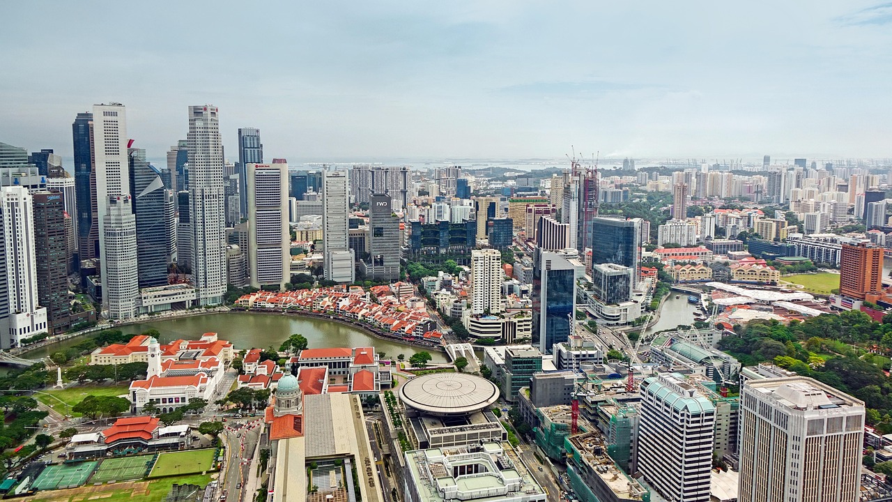 découvrez singapour, une ville-état dynamique d’asie du sud-est, réputée pour ses gratte-ciel modernes, sa culture multiculturelle, ses jardins luxuriants et sa gastronomie de renommée mondiale.